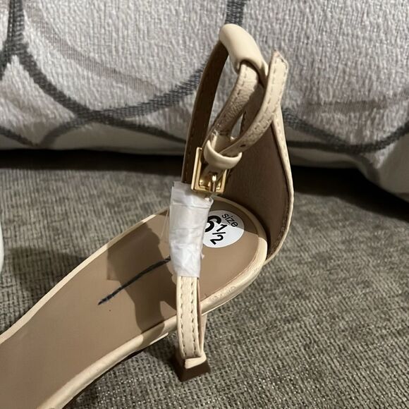 Ann Taylor Leather Sandals 6.5 Cream Color. Has sharpie on brand MSRP$68 NWOB - Picture 7 of 7
